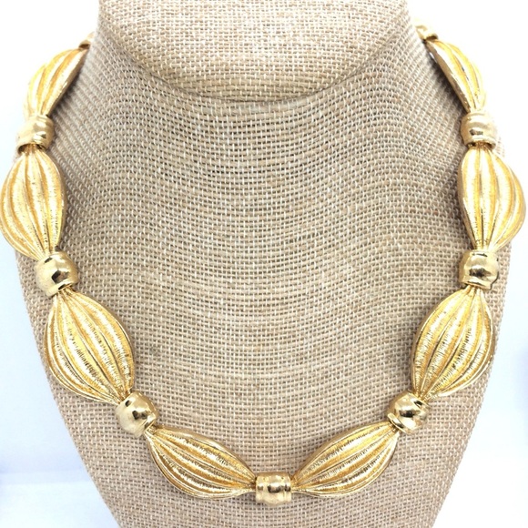 VINTAGE 80S 90S UNSIGNED IVANA TRUMP BRUSHED GOLD TONE RIBBON NECKLACE STATEMENT - Picture 3 of 17